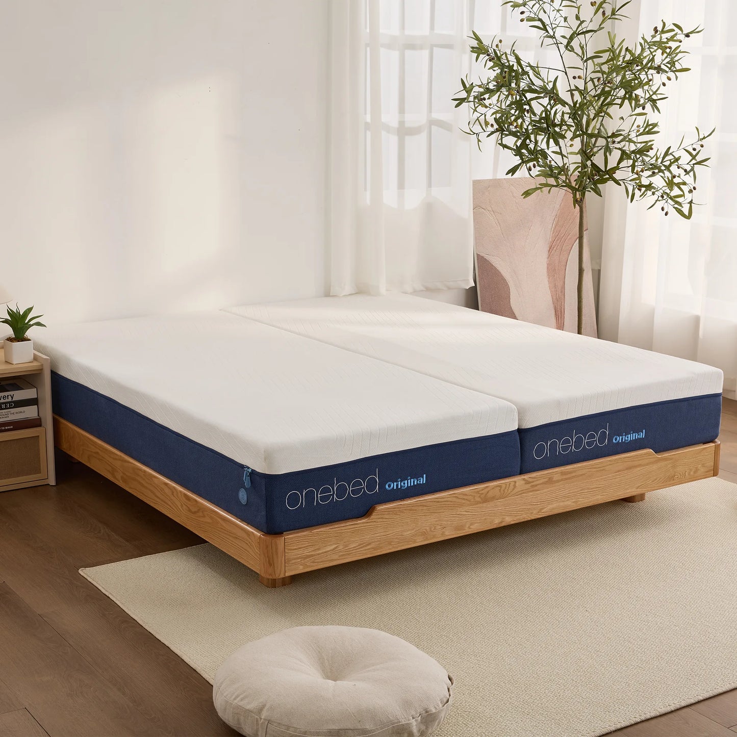 Zwei Onebed Original Matratzen 90x200 cm auf Holzrahmen