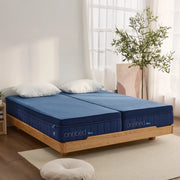 Zwei Onebed Max Matratzen 90x200 cm auf Holzbettgestell im Schlafzimmer