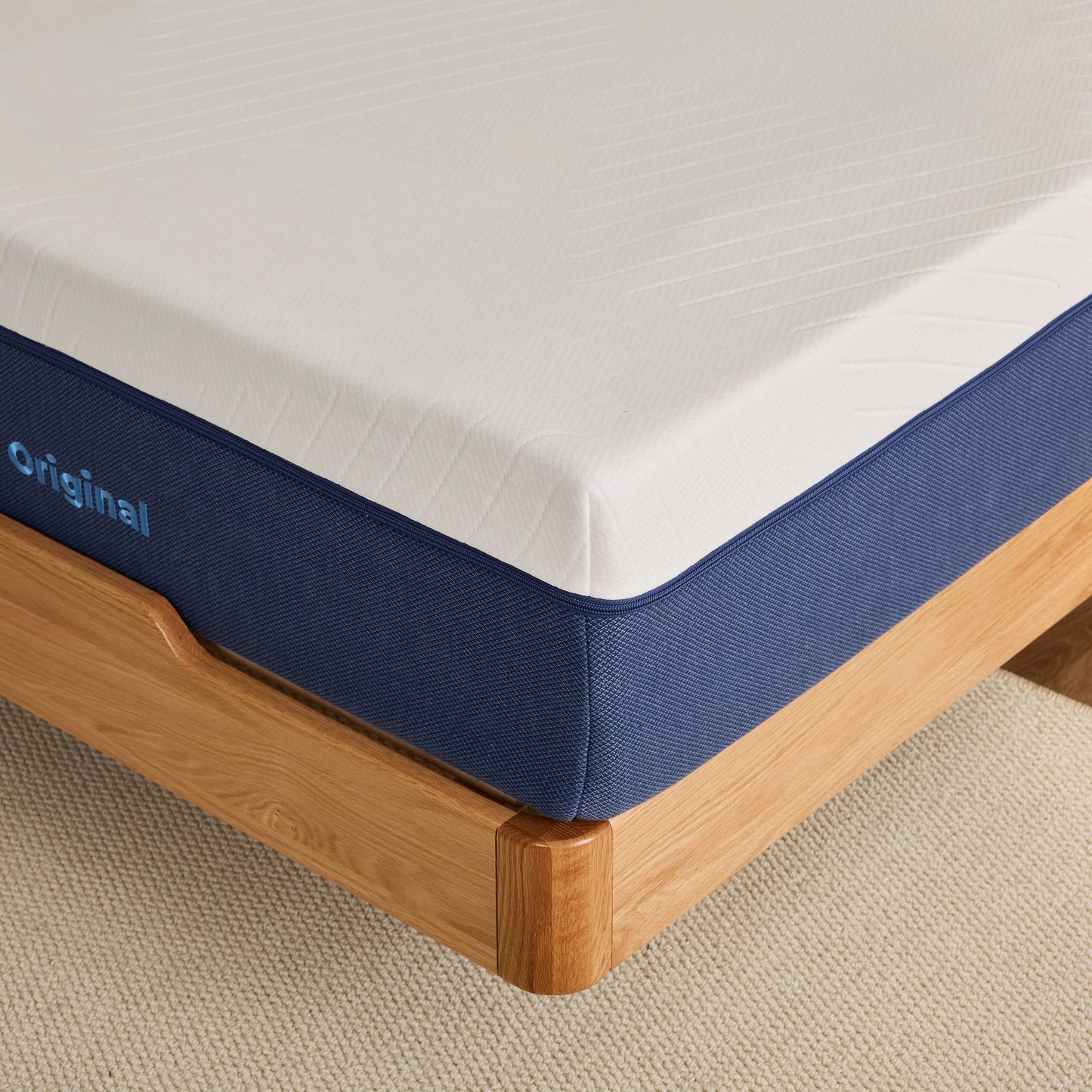 Eckdetail der Onebed Original Matratze mit weißer Oberfläche und Reißverschluss