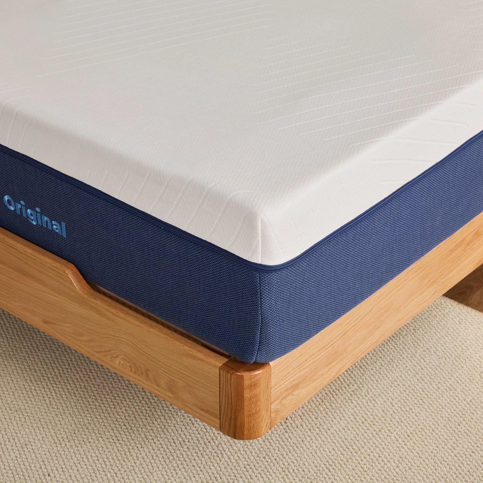 Eckdetail der Onebed Original Matratze mit weißer Oberfläche und Reißverschluss