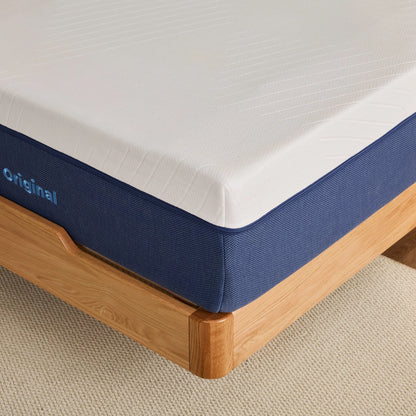 Eckdetail der Onebed Original Matratze mit weißer Oberfläche und Reißverschluss